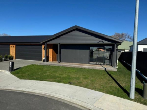 Modern & Homely - Double Garage